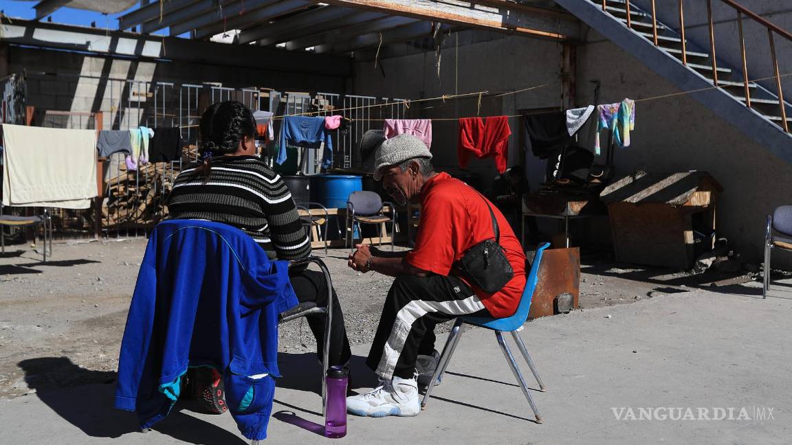 $!Migrantes permanecen varados en un albergue en espera de resolver su situación migratoria en Ciudad Juárez, Chihuahua (México).