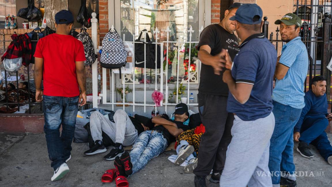 $!Migrantes de varios países acampan frente a la Iglesia del Sagrado Corazón, donde reciben alimentos y ropa donados, en El Paso, Texas.