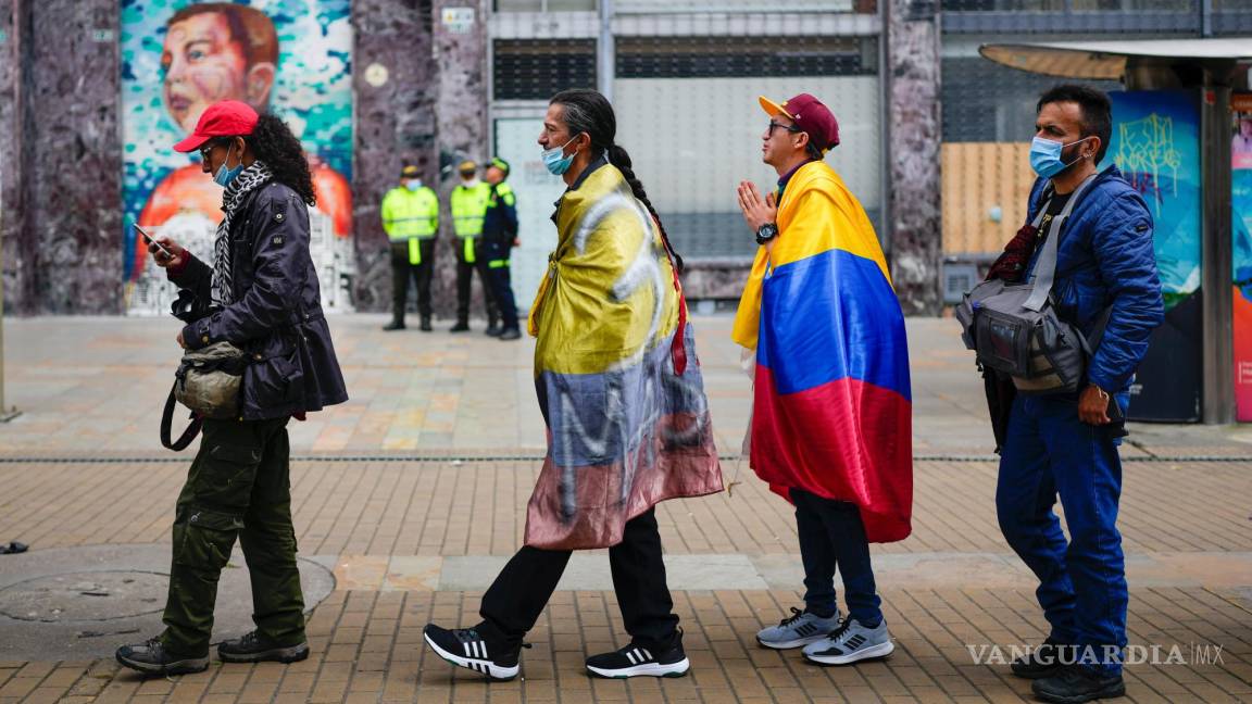 $!Partidarios del presidente Gustavo Petro hacen fila para ingresar a la plaza de Bolívar para asistir a su ceremonia de juramentación en Bogotá, Colombia.