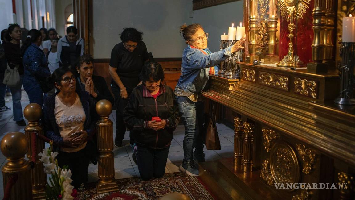 $!Los fieles rezan después de la elección del cardenal Robert Prevost como Papa León XIV en una iglesia en Chiclayo, Perú, donde el Papa sirvió como obispo.