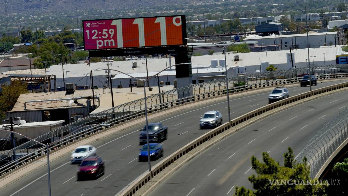 $!En Arizona, una cartelera digital muestra una temperatura extraoficial en grados Fahrenheit, lo cual equivaldría a casi 44 centígrados.