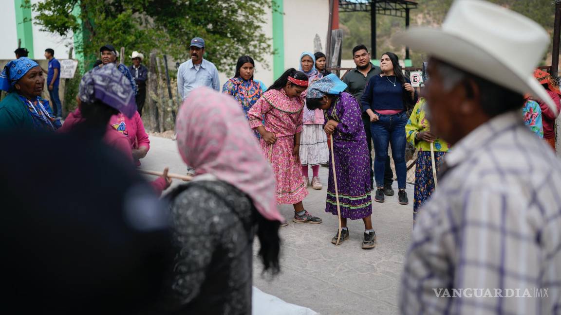 $!La corredora rarámuri Evelyn Rascón habla con una compañera de equipo antes del inicio de la carrera de Arihueta en Cuiteco, México.