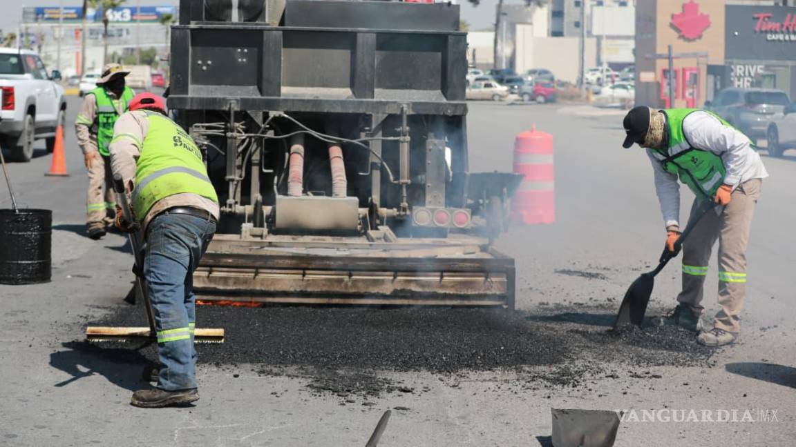 $!Con maquinaria térmica especializada, el Ayuntamiento intervino tramos del bulevar Venustiano Carranza para prolongar la vida útil del pavimento.