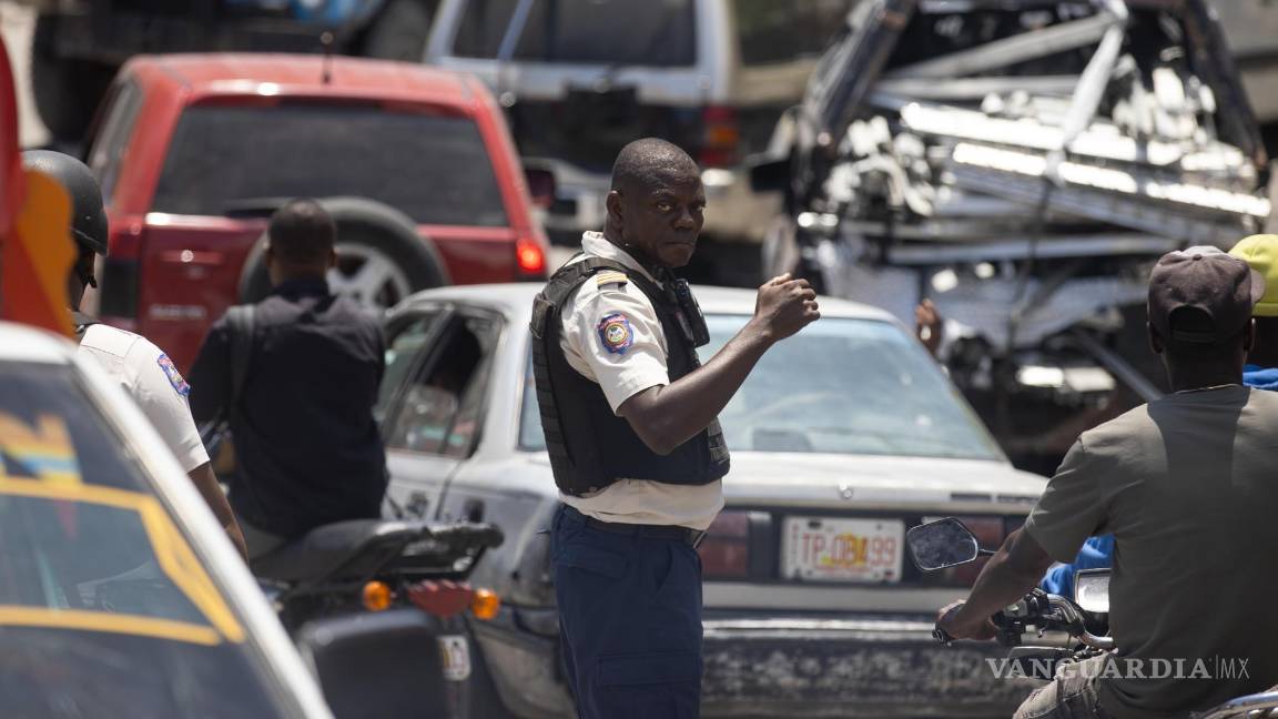 $!Policías vigilan las calles de la capital, este viernes en Puerto Príncipe (Haití). Dos jóvenes misioneros estadounidenses y un líder religioso asesinados en Haití.