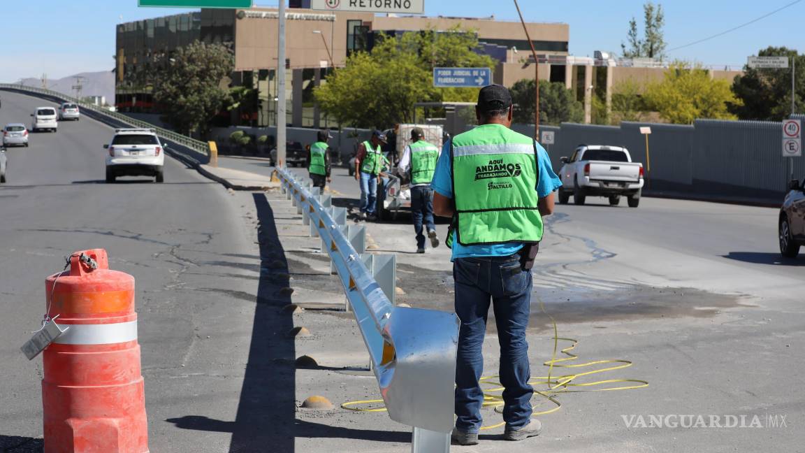 $!Cuadrillas municipales trabajaron en la rehabilitación de parapetos y señalización vial en puntos estratégicos de Saltillo.