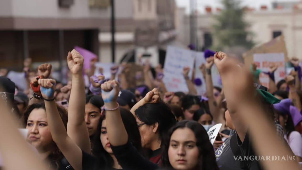 $!La sororidad se apodera de la manifestación feminista en Saltillo.