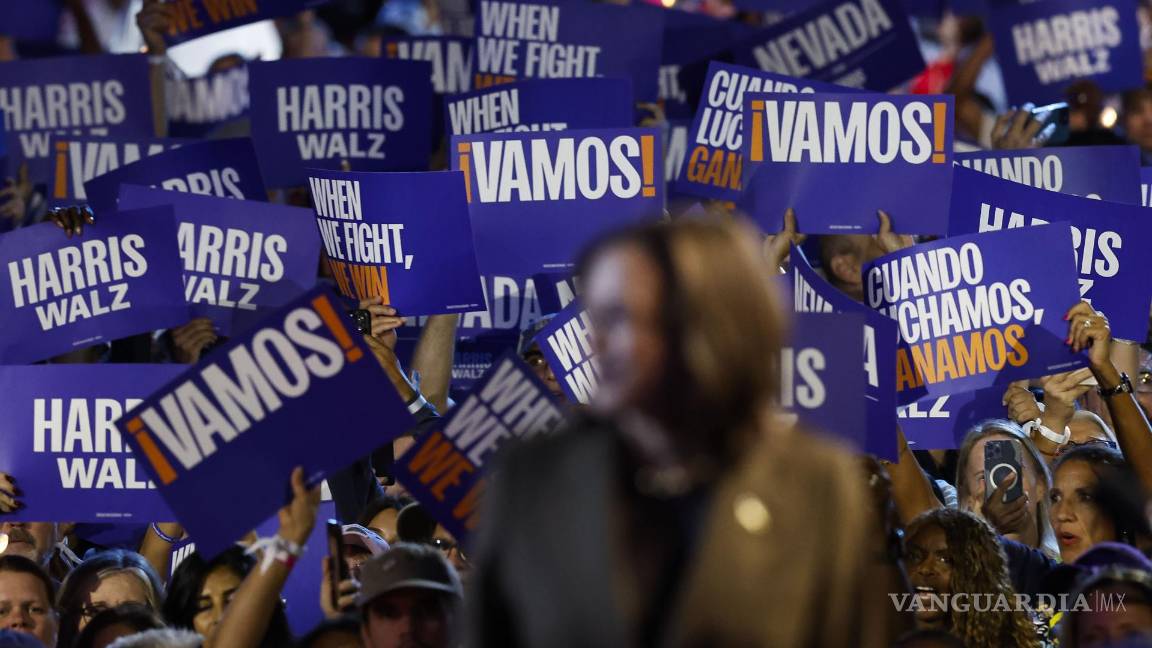 $!Varias personas animan a la candidata presidencial demócrata, la vicepresidenta estadounidense Kamala Harris, en una fotografía de archivo.