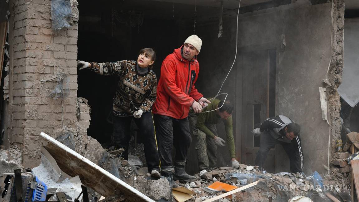 $!La gente trabaja para retirar los escombros de una casa dañada después de un bombardeo ruso durante la noche, en Sloviansk, región de Donetsk, Ucrania.