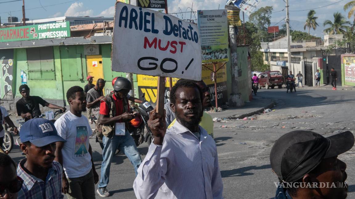 $!Manifestantes protestan para exigir la renuncia del primer ministro Ariel Henry en Puerto Príncipe, Haití.