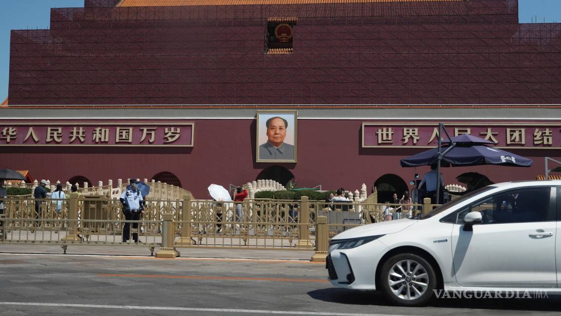 $!Personal de seguridad de guardia cerca de la Puerta de Tiananmén, en el aniversario de la sangrienta represión de 1989 contra las protestas prodemocracia.