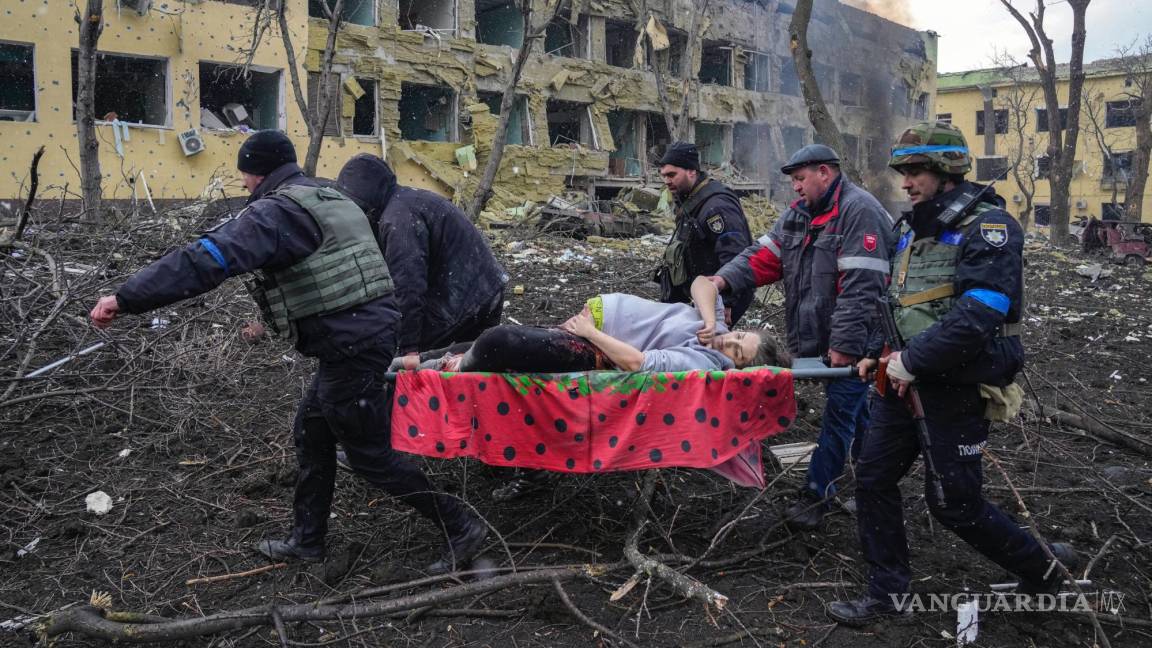 $!Una mujer embarazada, cuya pelvis quedó aplastada y la cadera dislocada en un bombardeo ruso, es evacuada de Mariúpol. Fue llevada a otro hospital pero murió.