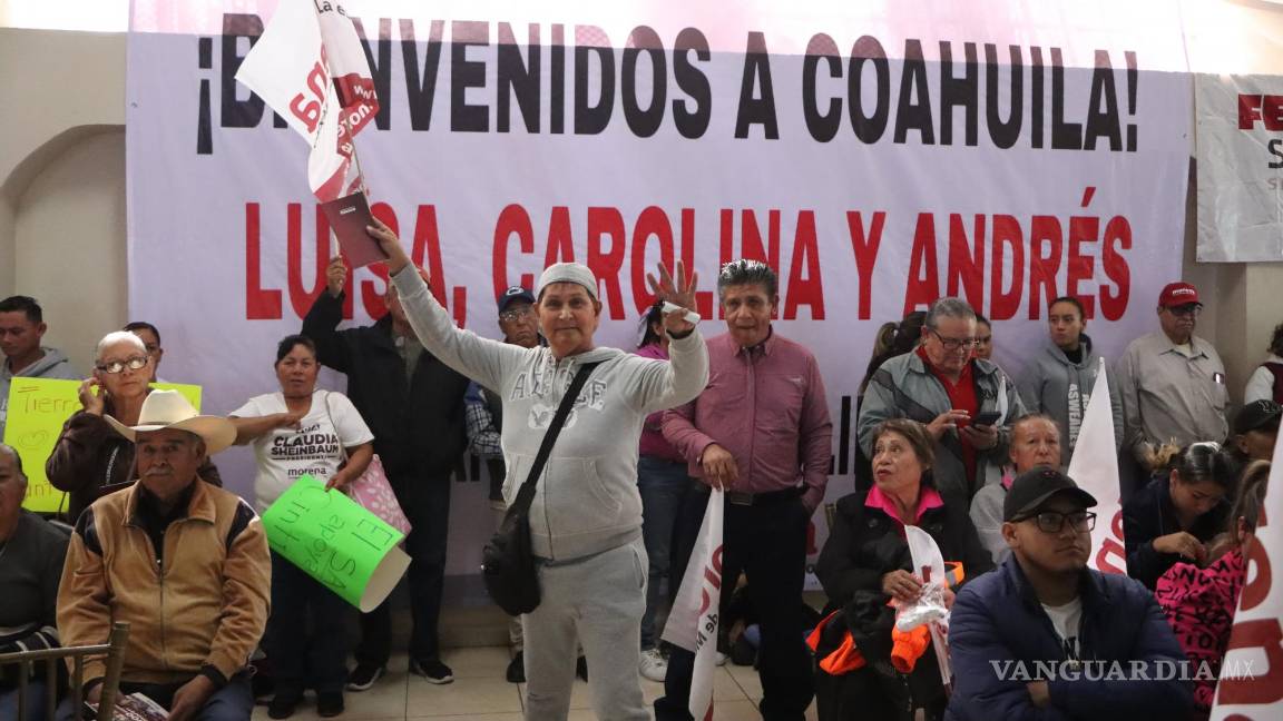 $!Asistentes a la asamblea informativa de Morena, entre ellos líderes sindicales y representantes locales, refrendan su apoyo a los principios del partido.