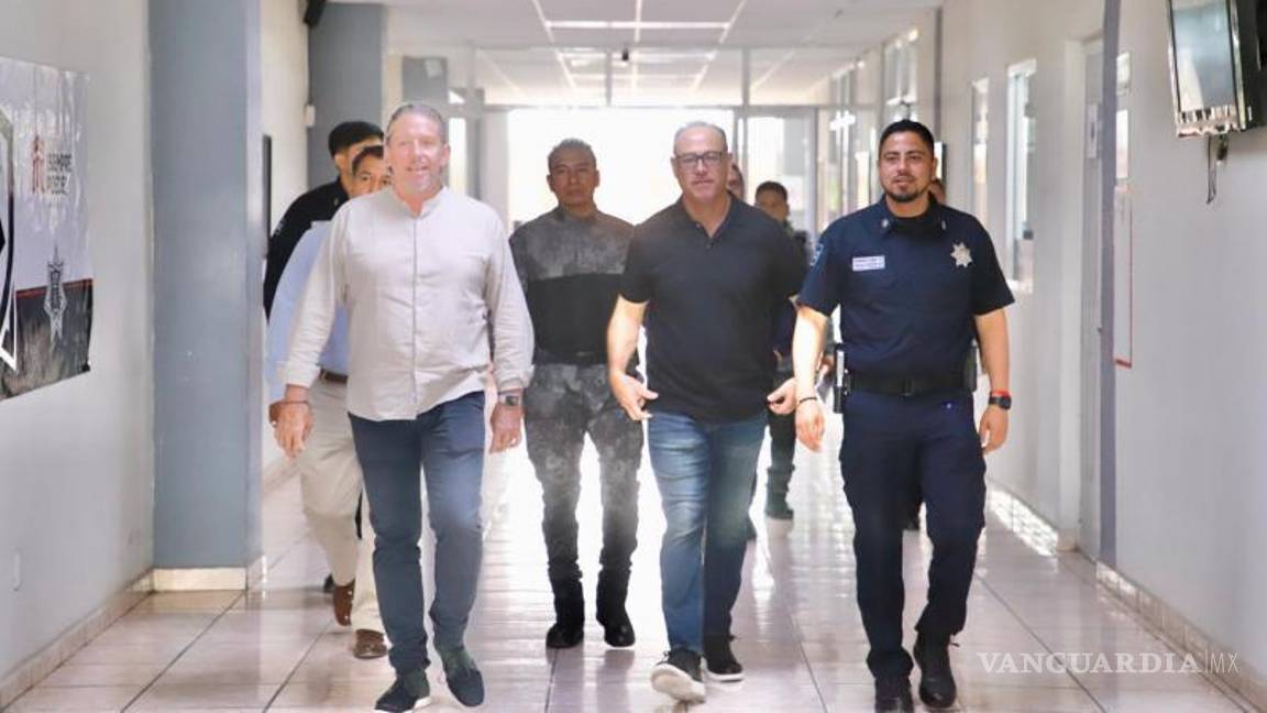 $!James Tobin (izq) y el equipo lagunero, durante su visita al centro de monitoreo.