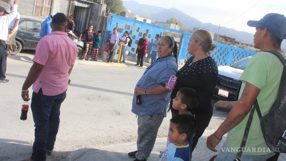 Choca, atropella a dos niños y una mujer y cae al patio de una casa, en Saltillo