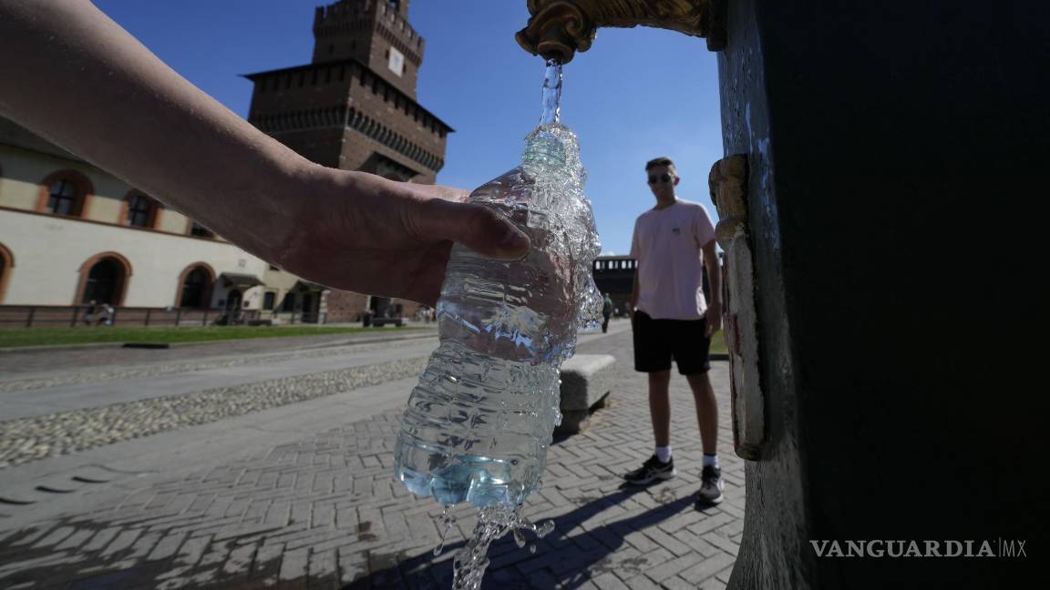 $!Turistas rellenan botellas de plástico con agua de un bebedero público en el Castillo de Sforzesco, el 25 de junio de 2022, en Milán.