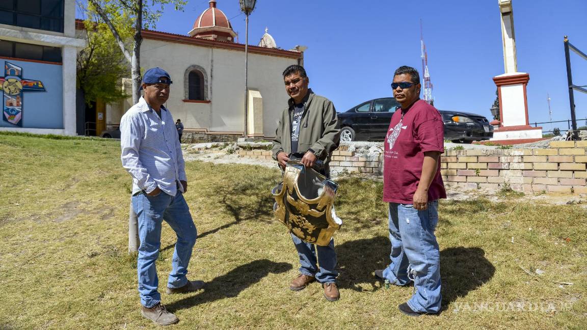 $!Los voluntarios ajustan los detalles de las escenas, desde el sepulcro hasta los uniformes de los soldados.