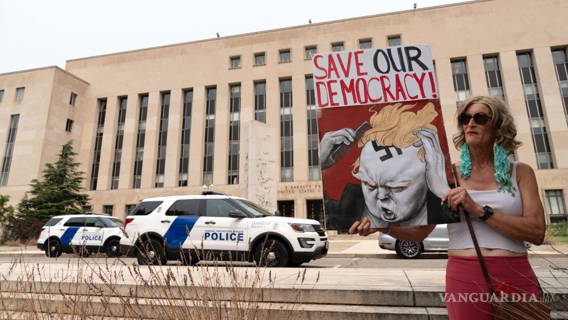 $!Nicky Sundt sostiene una pancarta frente al Tribunal Federal de Distrito en Washington.