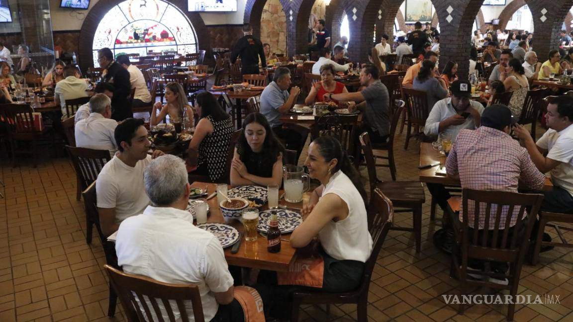 Festejan en Saltillo el Día del Padre en familia; restaurantes reportan cupo lleno