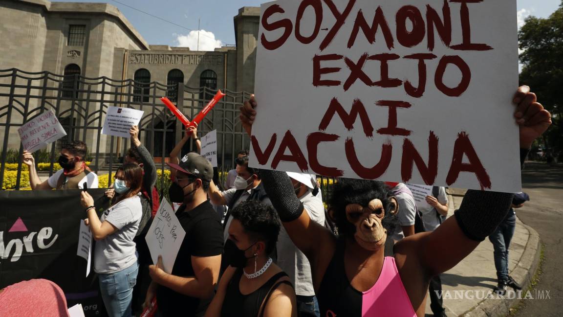 $!Un grupo de personas se manifiestan para exigir vacunas contra la viruela símica afuera de la Secretaria de Salud en Ciudad de México (México).