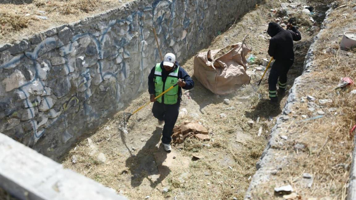 $!Cuadrillas municipales realizaron limpieza profunda en el canal pluvial del bulevar Misión Santa Lucía para prevenir acumulación de basura y mejorar el flujo del agua.
