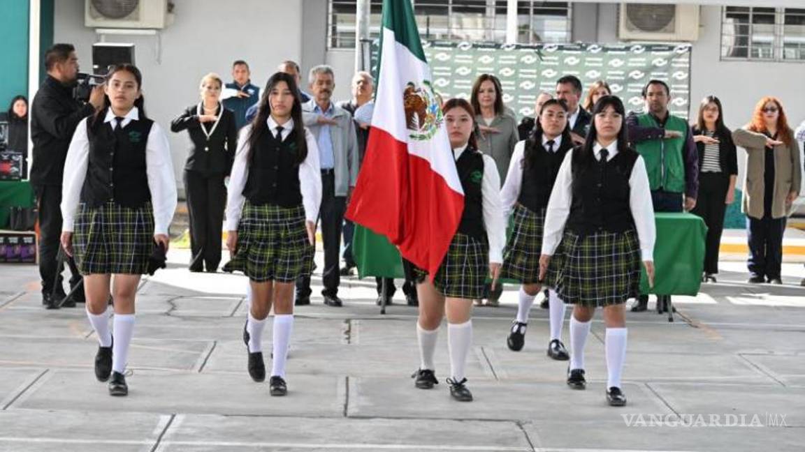 $!No podía faltar en el acto cívico, la participación de la escolta de alumnas.