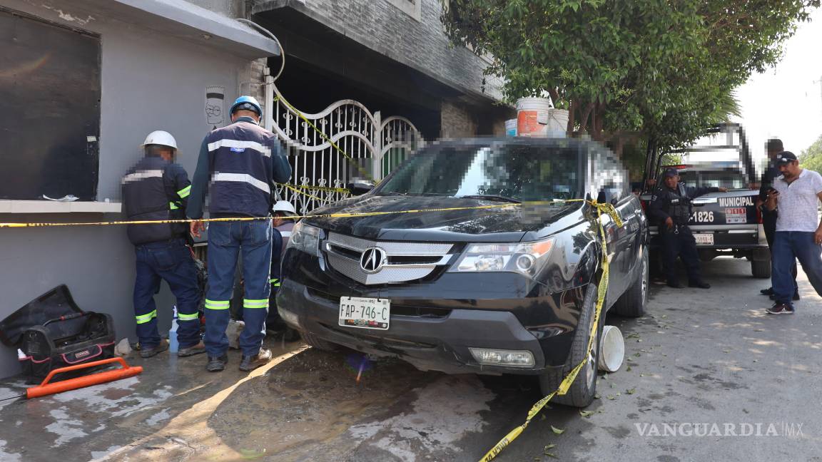 $!Autoridades resguardan el acceso a la casa, mientras se espera el informe oficial del siniestro.