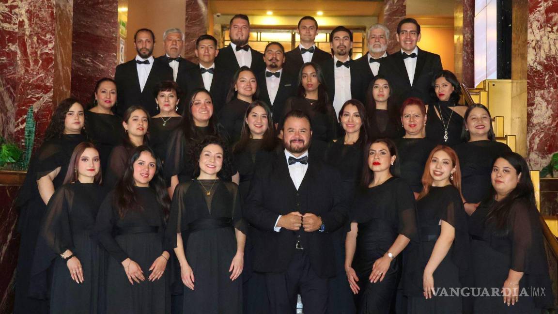$!Bajo la dirección del maestro Arturo Rodríguez Torres, más de 35 cantantes coahuilenses interpretaron repertorio de ópera y zarzuela.