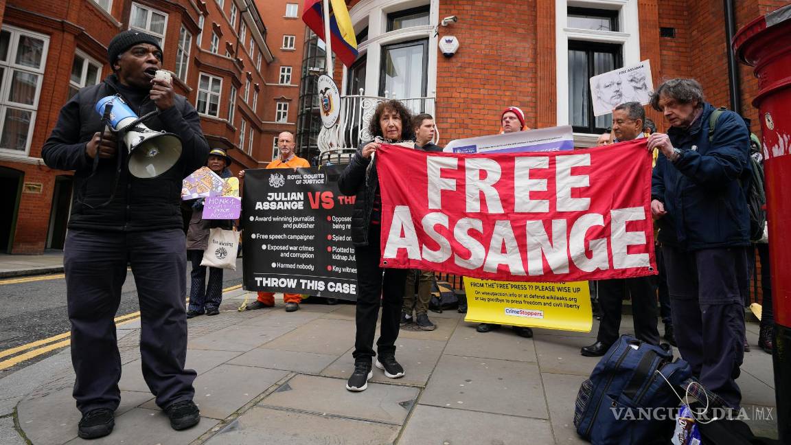 $!Los manifestantes se encuentran frente a la Embajada de Ecuador en Londres, donde el fundador de Wikileaks, Julian Assange, fue arrestado hace cinco años.