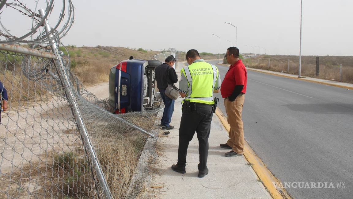 Vehículo vuelca y cae dentro del aeropuerto Plan de Guadalupe, en Ramos Arizpe