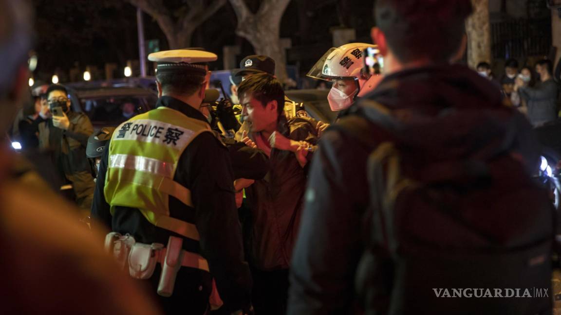 $!La policía en el lugar de una segunda noche de protestas contra las estrictas políticas de China contra el COVID, cerca del área de Wulumuqi Road en Shanghái, el 27 de noviembre de 2022.