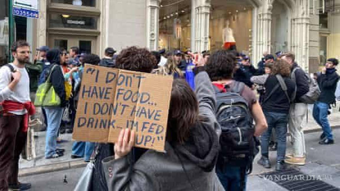 $!Decenas de personas se reunieron con pancartas en honor de Neely