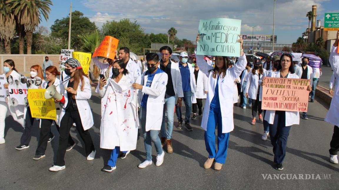 El temor de volver en ataúd y no con un título de médico; marchan en Torreón médicos pasantes por homicidio de compañero