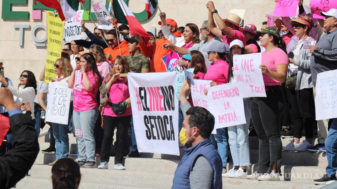 Marchan en defensa del INE más de tres mil 500 personas en Torreón