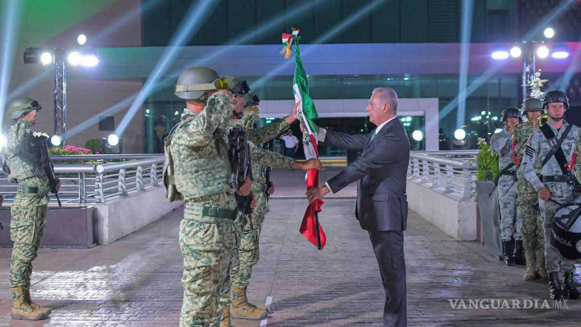 $!El alcalde Román Alberto Cepeda González hIzo entrega del lábaro patrio a la Escolta Militar del 33 Batallón de Infantería.