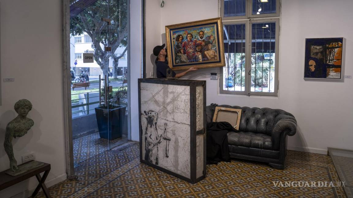 $!Una pintura del grafitero británico Banksy que fue misteriosamente sacada de la Cisjordania ocupada se expone en la Urban Gallery en Tel Aviv, Israel.