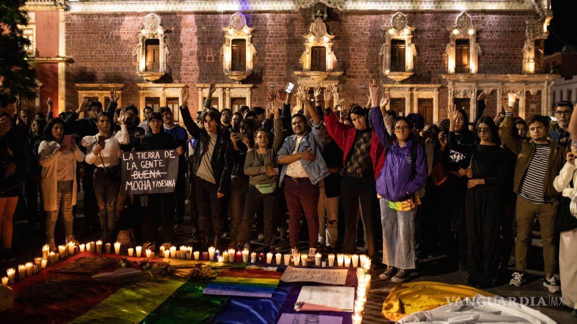 $!Cientos de personas se concentraron frente al Palacio de Gobierno de Aguascalientes para exigir justicia por el asesinato de Jesús Ociel Baena Saucedo.