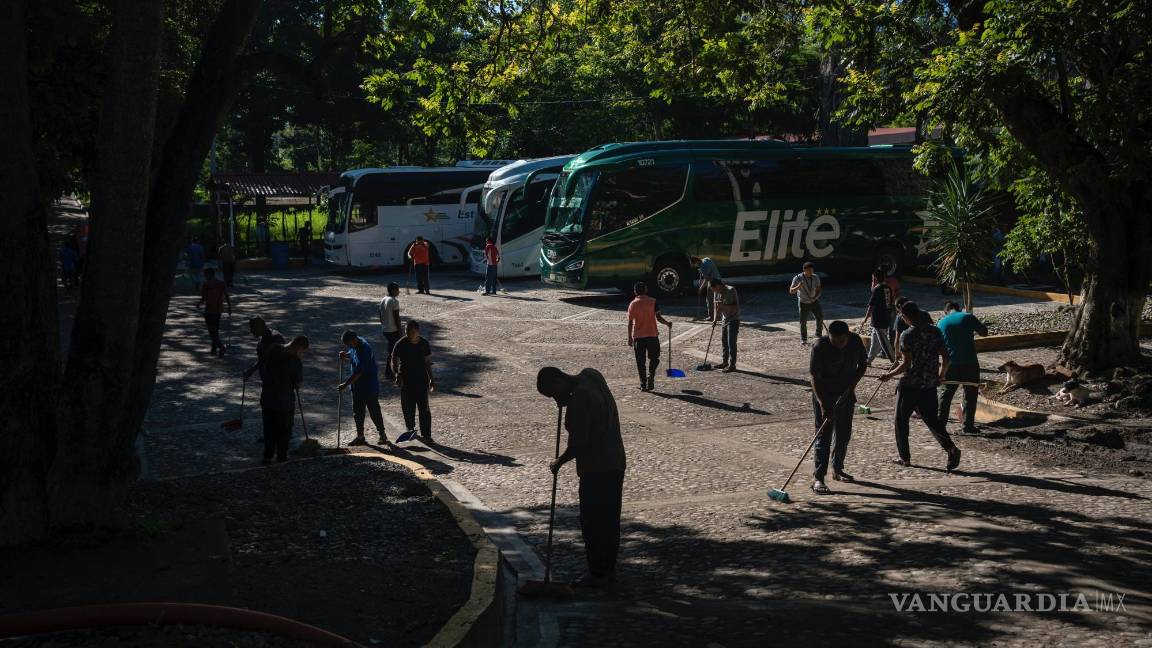 $!Un estudiante de primer año barre el suelo en una zona de aparcamiento en la escuela Normal Rural Raúl Isidro Burgos, en Ayotzinapa, en el estado de Guerrero.