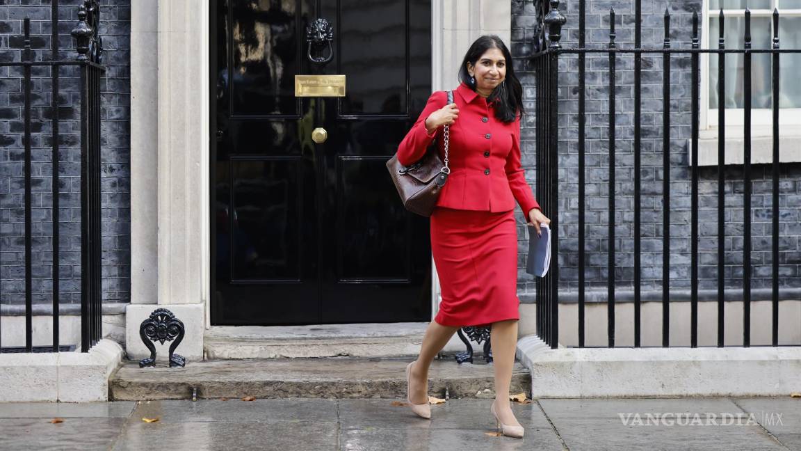 $!La ministra del Interior de Gran Bretaña, Suella Braverman, abandona la reunión del gabinete en Downing Street en Londres.