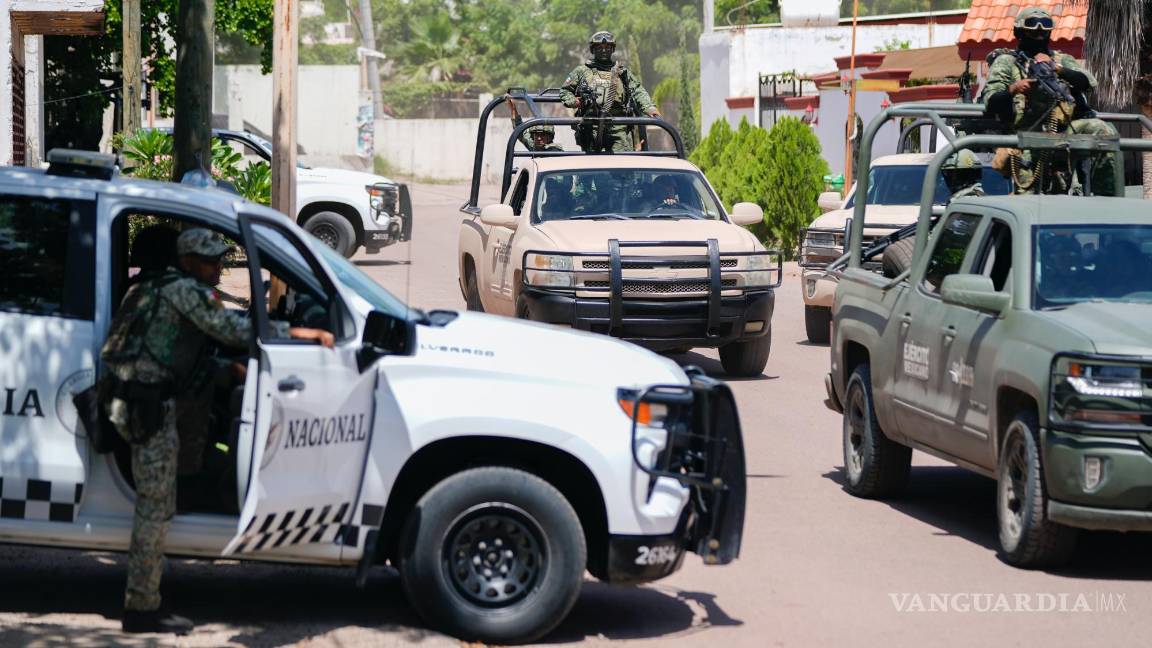 $!Fuerzas de la Guardia Nacional y soldados del Ejército patrullan durante un operativo en un vecindario de Culiacán, estado de Sinaloa, México.