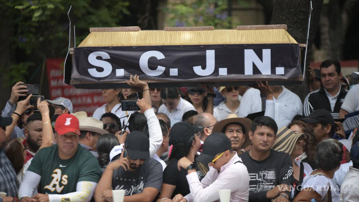 Simpatizantes de Morena llevan ‘féretros’ a la Suprema Corte