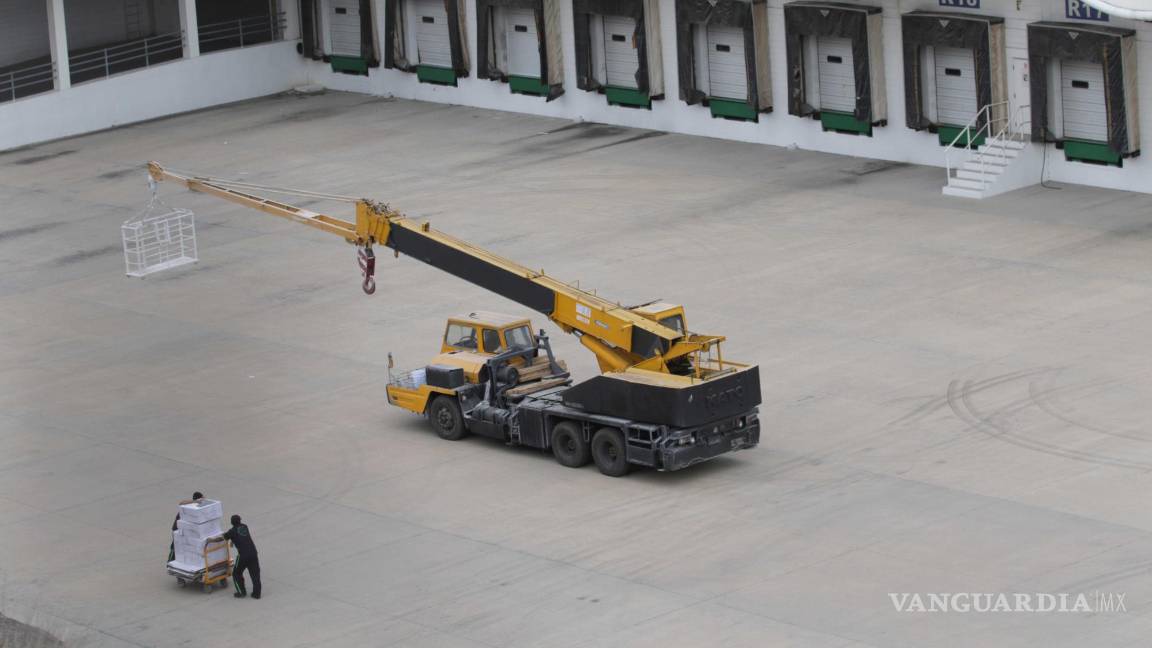 $!EUM20231226POL48.JPG HUEHUETOCA, Méx. Construction/Construcción-Megafarmacia.- 26 de diciembre de 2023. A dos días de la inauguración de la megafarmacia, en Huehuetoca, Estado de México, avanzan a marcha forzada los trabajos de mantenimiento en el exterior; aún no hay evidencia de la llegada de medicamentos. Foto: Agencia EL UNIVERSAL/Carlos Mejía/EELG