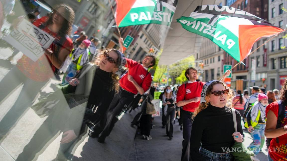 $!Estudiantes de la universidad New School y partidarios de los palestinos se concentran frente al edificio universitario en Nueva York.