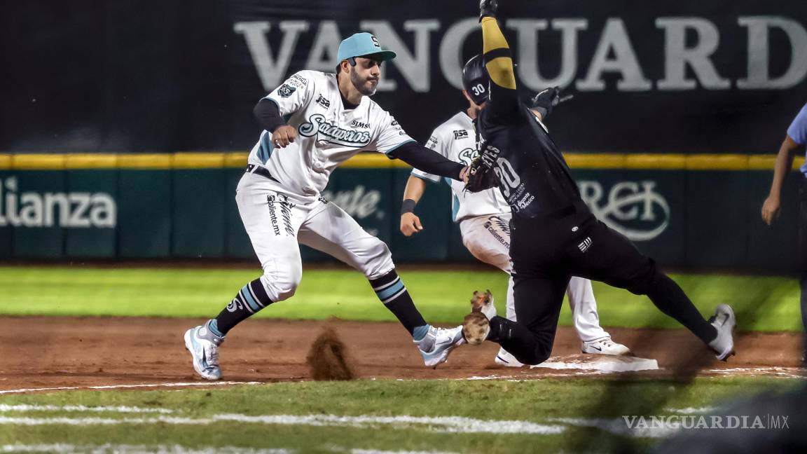 $!Saraperos de Saltillo venció 12-11 a Rieleros de Aguascalientes en un juego de volteretas que se extendió a entradas extra en el Estadio Francisco I. Madero.