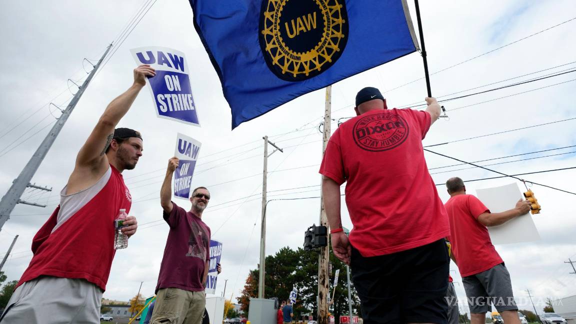 $!El sindicato de trabajadores amplió sus huelgas, añadiendo 7.000 trabajadores en una planta de Ford en Chicago y una fábrica de ensamblaje de General Motors.