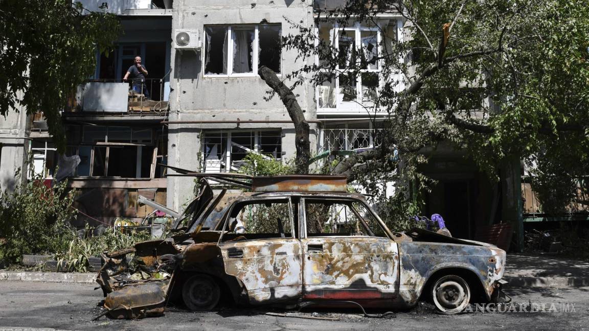 $!Un auto destruido está junto a un edificio residencial dañado por un misil en Sloviansk, Ucrania, 31 de mayo de 2022.