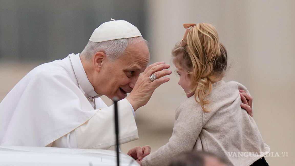 $!El papa León XIV bendice a un niño al final de su audiencia general semanal en la Plaza de San Pedro, en el Vaticano.