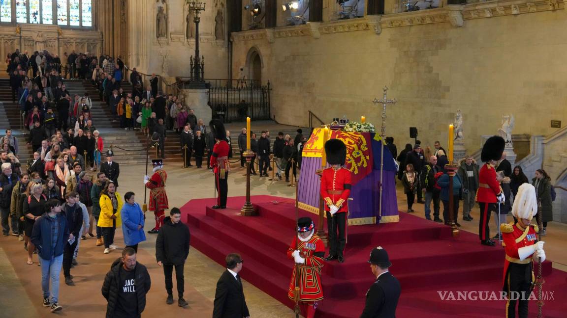 $!Miembros del público caminan frente al ataúd de la reina Isabel II, en el Salón Westminster.