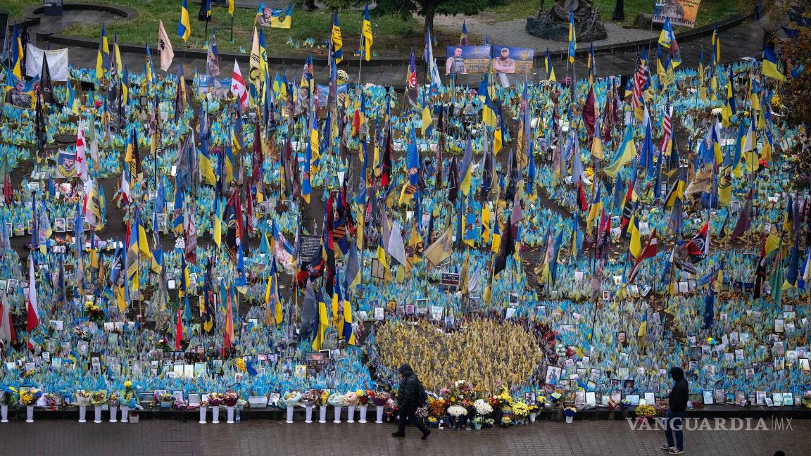 $!La gente camina frente al monumento a los soldados caídos en la Plaza de la Independencia en Kiev, Ucrania, el viernes 15 de noviembre de 2024.