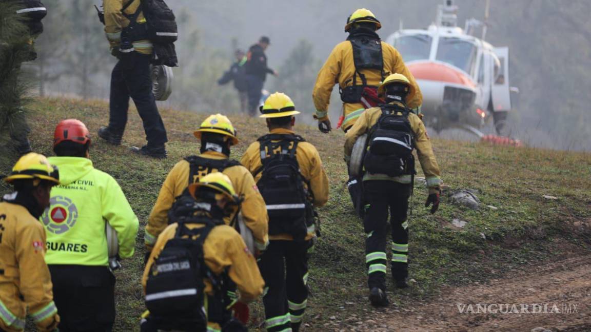 Nuevo León: Combaten más de 150 brigadistas incendio forestal en la sierra de Santiago