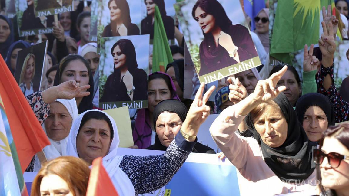 $!Descontento. Las protestas estallaron el 17 de septiembre luego del entierro de Mahsa Amini, una kurda de 22 años que murió bajo la custodia de la temida policía moral de Irán.